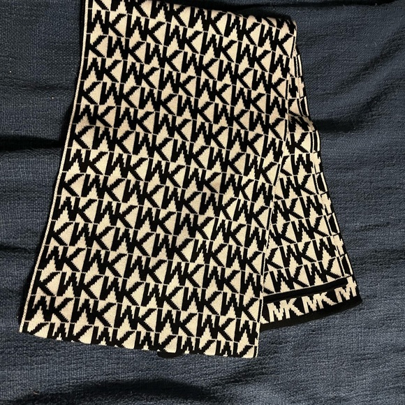 Michael Kors Scarf - Picture 1 of 2